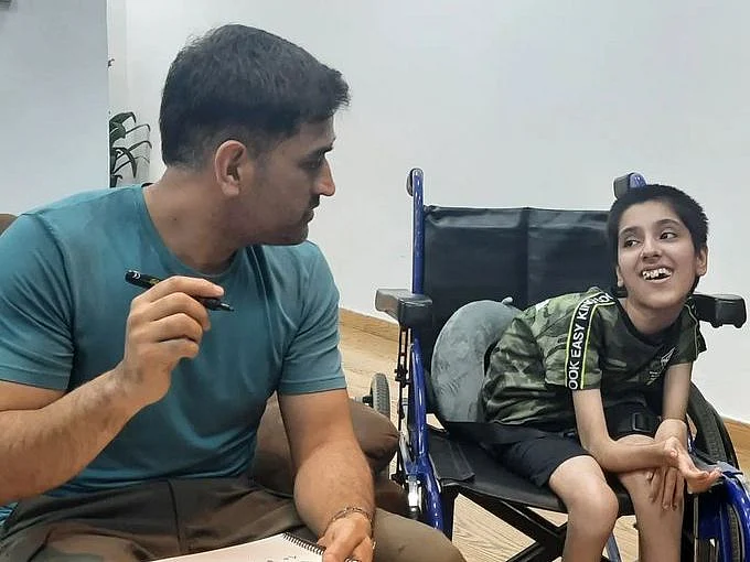 "என் கண்களில் வழிந்த கண்ணீரைத் துடைத்தார்!" - ரசிகர்களின் இதயங்களை வெல்லும் தோனி!