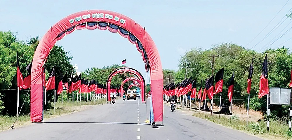 மீண்டும் தலைதூக்கும் பேனர் கலாசாரம்... முற்றுப்புள்ளி வைப்பாரா முதல்வர்?