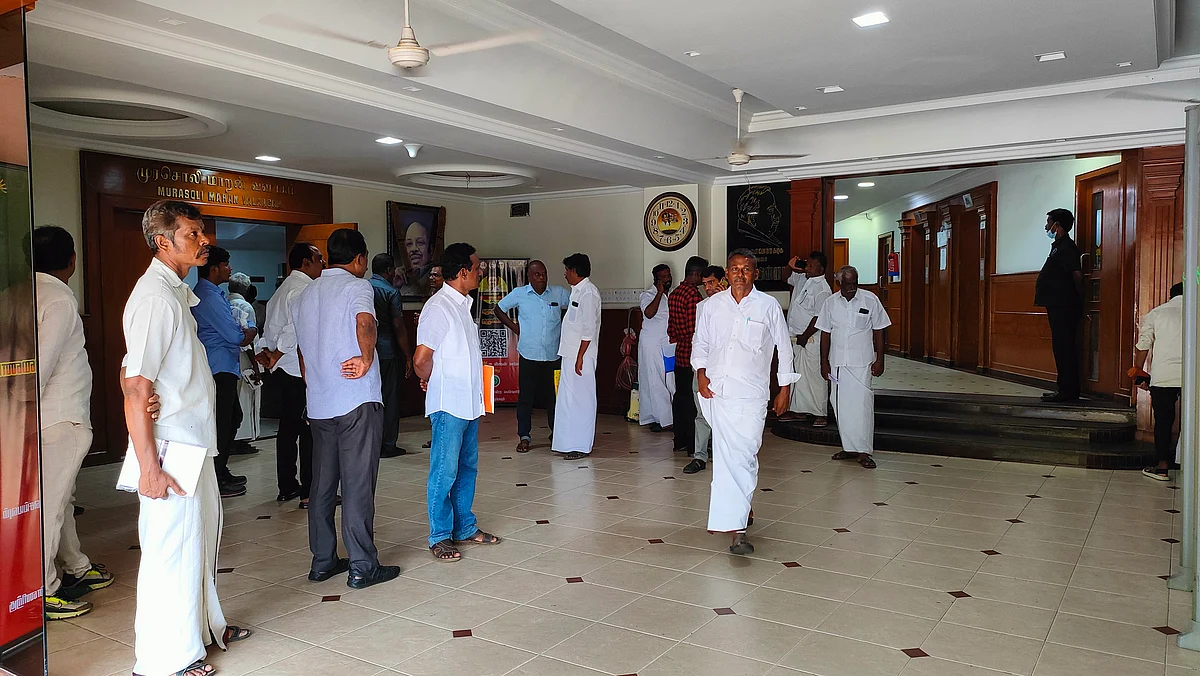 புகார் கொடுக்க வந்த திமுக நிர்வாகிகள்