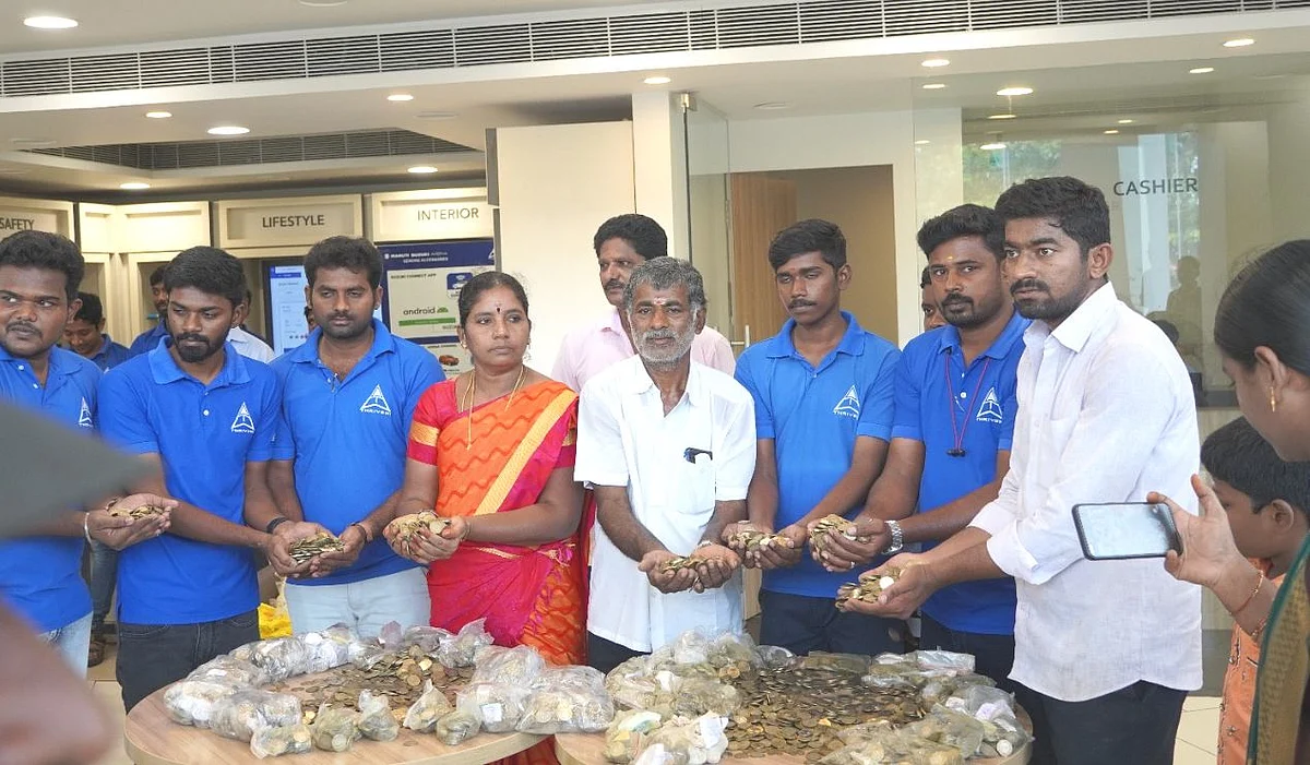 வெற்றிவேல் கொண்டு வந்த 10 ரூபாய் நாணயங்கள்