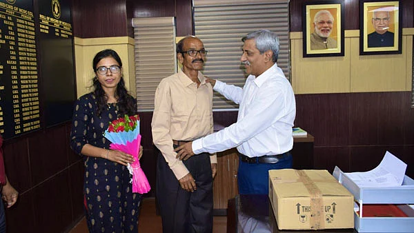 மத்திய நிலக்கரி சுரங்க அலுவலகத்தில் திவ்யாவை பாராட்டிய போது...