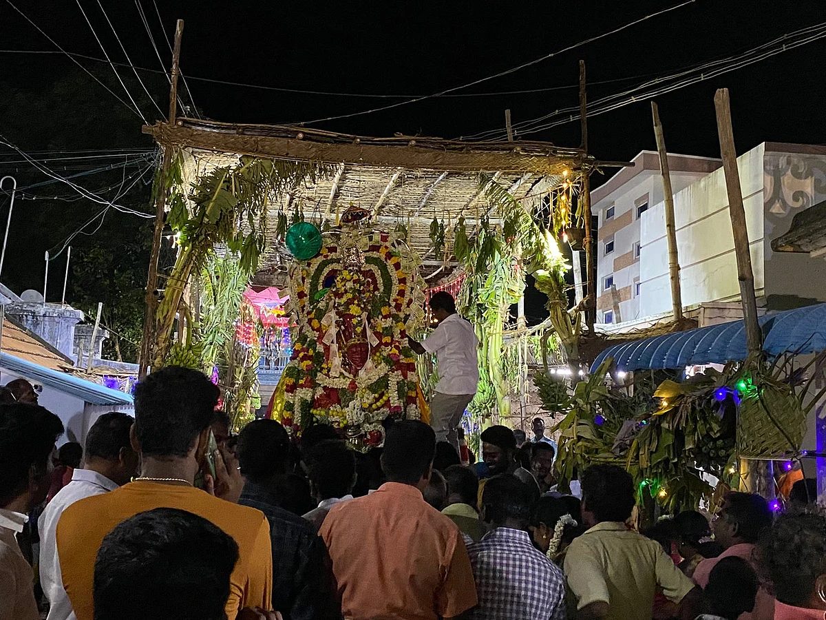 சமயபுரம்: 7 கிராம மக்கள் கொண்டாடும் திருவிழா; குதிரை வாகனத்தில் ஏழு ஊர் பவனி வரும் ஸ்ரீ அய்யாளம்மன்!