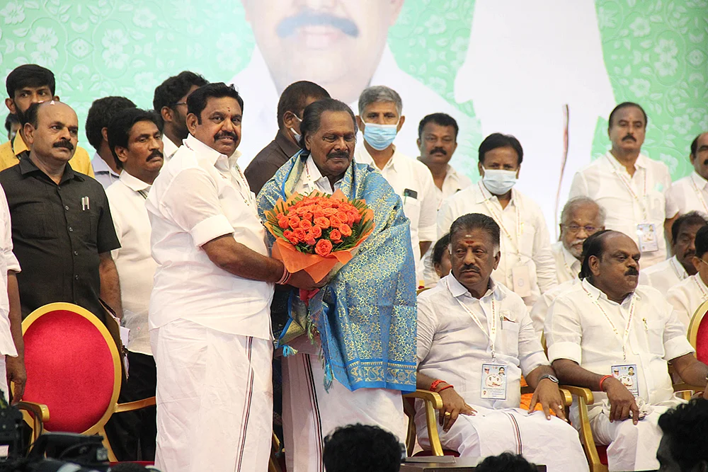 மிஸ்டர் கழுகு: ‘எங்களுக்கு அ.தி.மு.க இருக்க வேண்டும்..!’ - ஸ்டாலின் அக்கறை