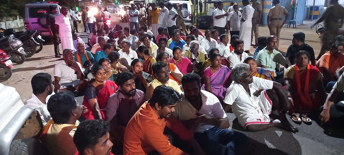 கண்டோன்மென்ட் காவல் நிலையம் முன்பு பா.ஜ.க-வினர்