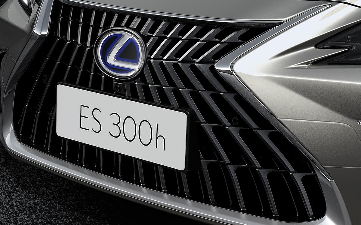 Lexus ES300h - லோகோ புளூவில் மின்னினால் ஹைபிரிட்!