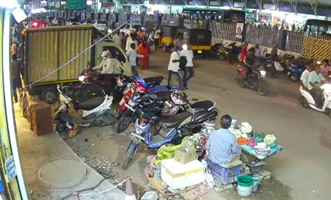 சிசிடிவியில் பதிவான காட்சிகளை வைத்து போலீஸ் விசாரணை