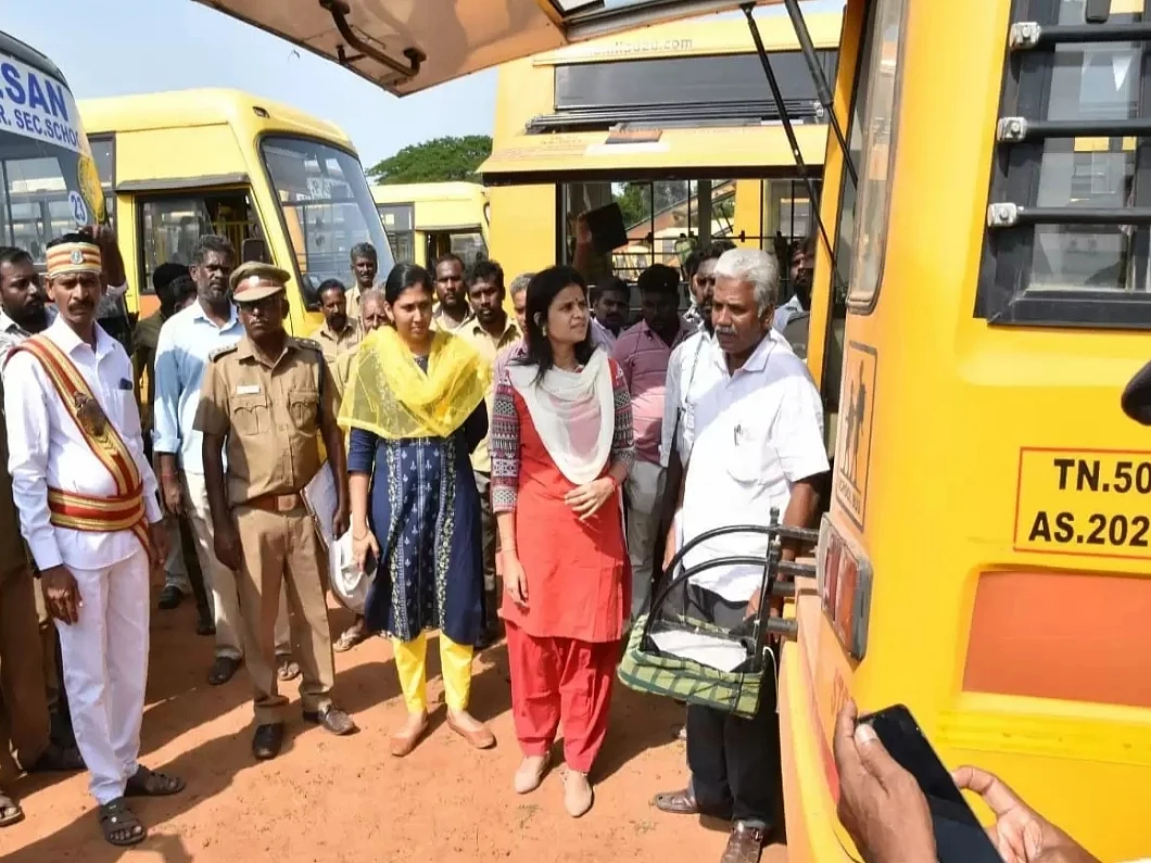 14 பள்ளி வாகனங்களின் உரிமம் ரத்து; திருவாரூர் ஆட்சியர் காயத்ரி கிருஷ்ணன் ஆய்வில் அதிரடி!