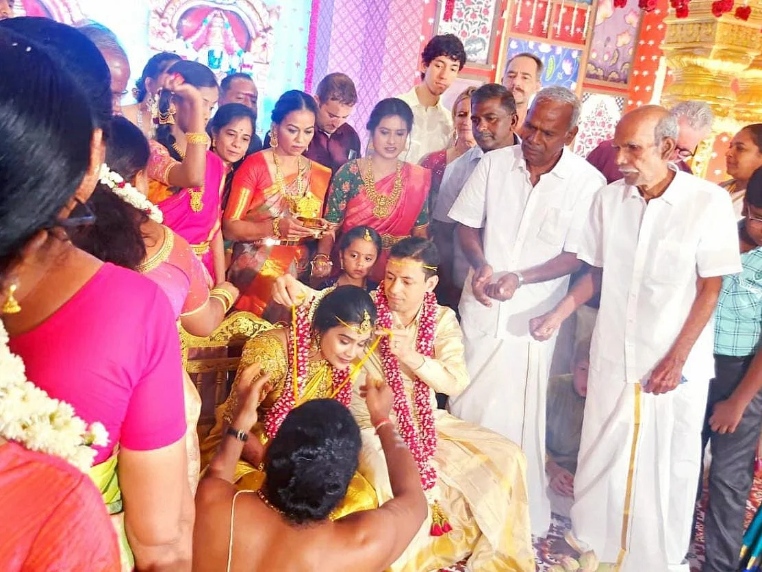 ஃபிரான்ஸ் வாலிபரை காதலித்து கரம் பிடித்த சேலம் பெண்; தமிழ் முறைப்படி நடந்த சுவாரஸ்ய திருமணம்!
