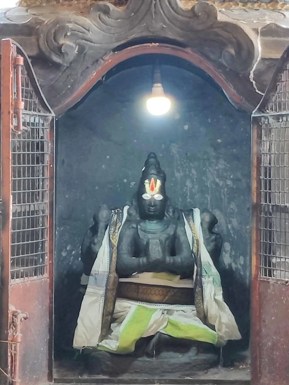 சக்கரம் ஏந்திய கருடன்