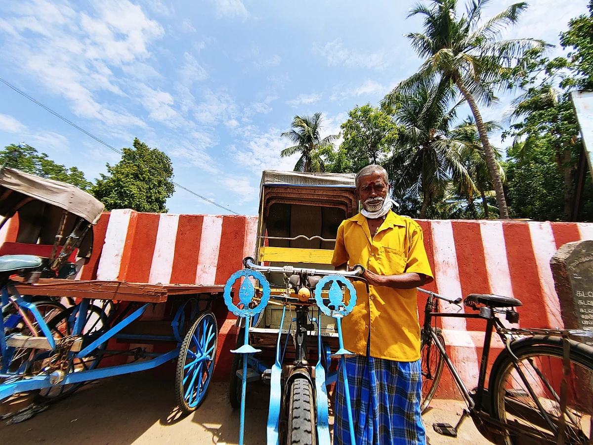 ரிக்ஷாவுடன் தீனதயாளன்