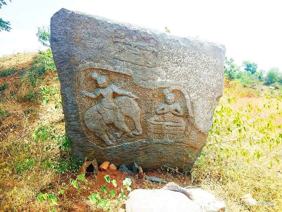 தூக்குத்தலை நடுகற்கள்