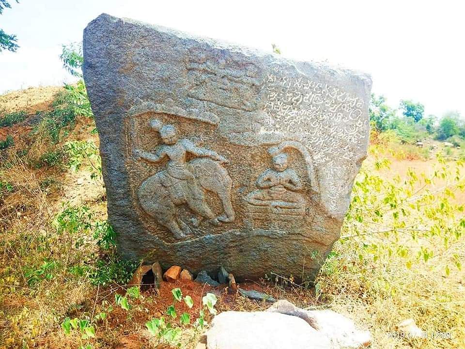 தமிழர்களின் தியாகத்துக்கும் துணிவுக்கும் அடையாளமாக விளங்கும் தூக்குத்தலை நடுகற்கள்!