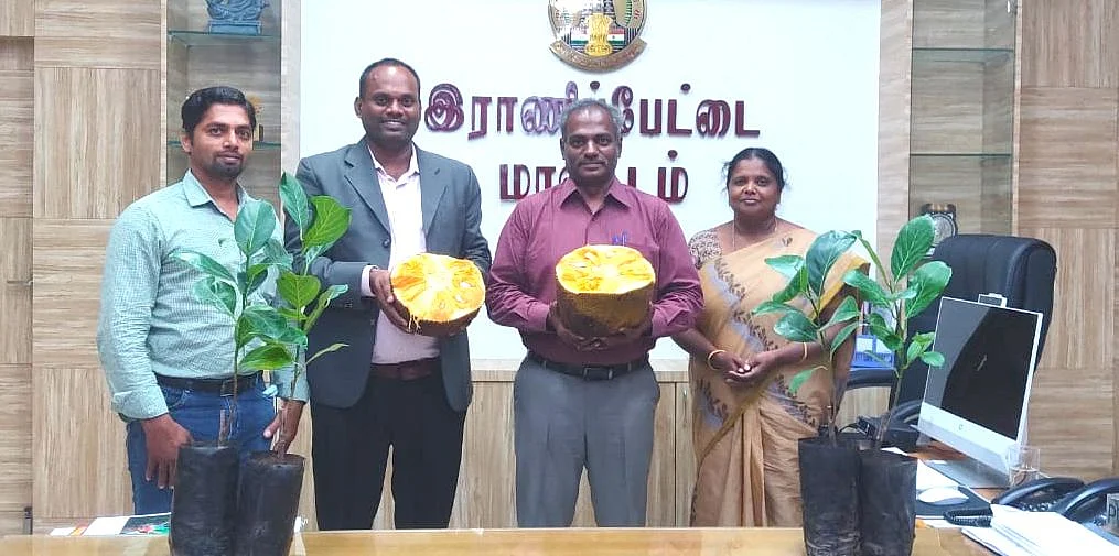 ராணிப்பேட்டை ஆட்சியர் பாஸ்கர பாண்டியனுடன் பிரேம்குமார்