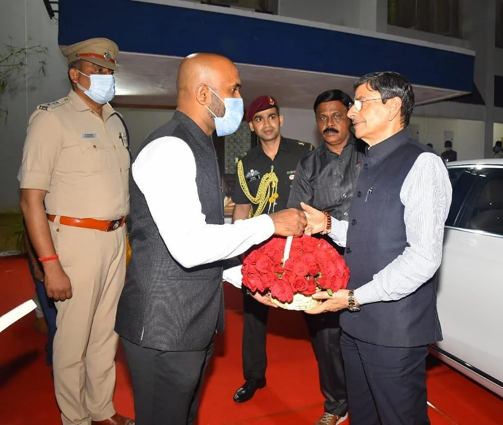 ஆளுநரை பூங்கொத்து கொடுத்து வரவேற்ற ஆட்சியர்