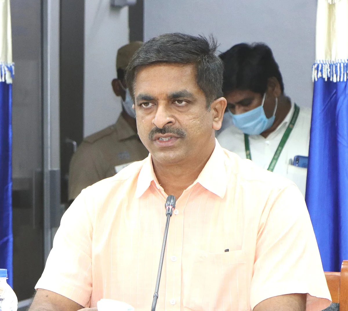 வேலூர் மாவட்ட ஆட்சியர் குமாரவேல் பாண்டியன்