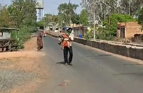மகளின் உடலைத் தோளில் சுமந்து செல்லும் தந்தை