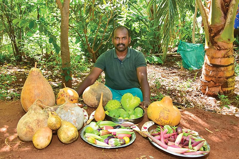 பண்ணையில் விளைந்த விளைபொருள்களுடன் வெற்றிமாறன்