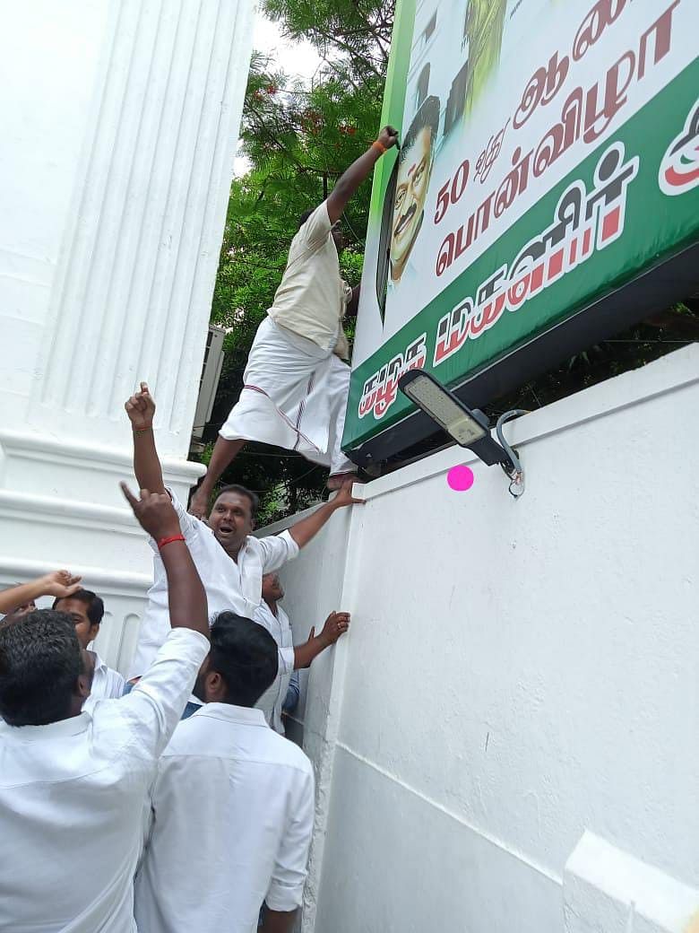 Live: ``ஓ.பி.எஸ் துரோகத்தின் அடையாளம்; பொருளாளர் பதவி... பொதுக்குழுவில் தெரியும்” - ஜெயக்குமார் பேட்டி