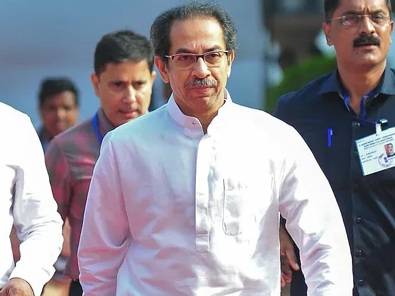 மகாராஷ்டிரா: இரவோடு இரவாக அஸ்ஸாம் மாநிலத்துக்கு இடம் மாற்றப்பட்ட சிவசேனா அதிருப்தி எம்.எல்.ஏ-க்கள்!