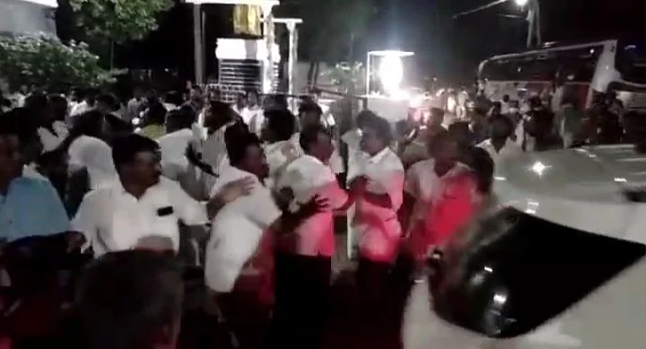 தாக்கப்பட்ட பழநிமாணிக்கம் கார்