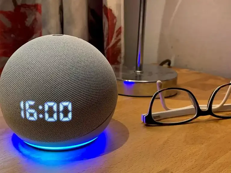 உயிரிழந்தவர்களின் குரலில் பேசும் `Alexa'; அமேசானின் புதிய அப்டேட் எப்படிச் சாத்தியம்?