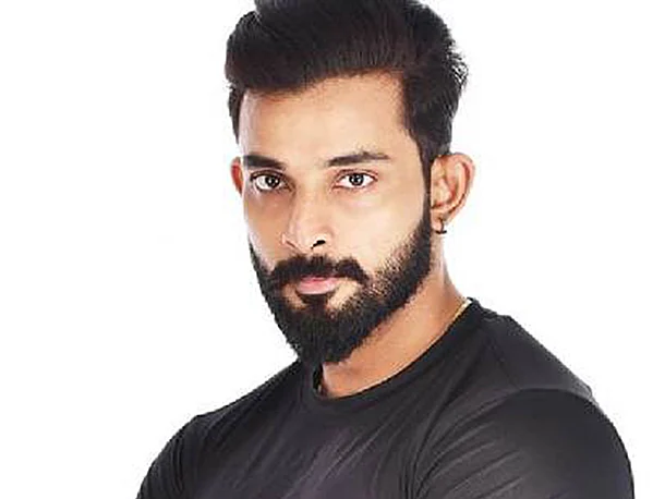 பாடிபில்டர் டு பாலிடிக்ஸ்... யூடியூபர் கார்த்திக் கோபிநாத் வழக்கும் பின்னணியும்!