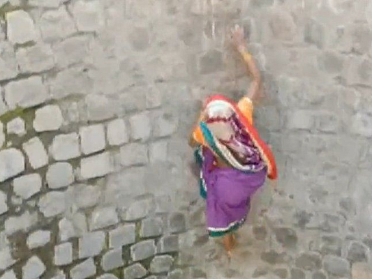 தண்ணீருக்காக கிணற்றுக்குள் இறங்கும் பெண்கள்! பதற வைக்கும் வைரல் வீடியோ