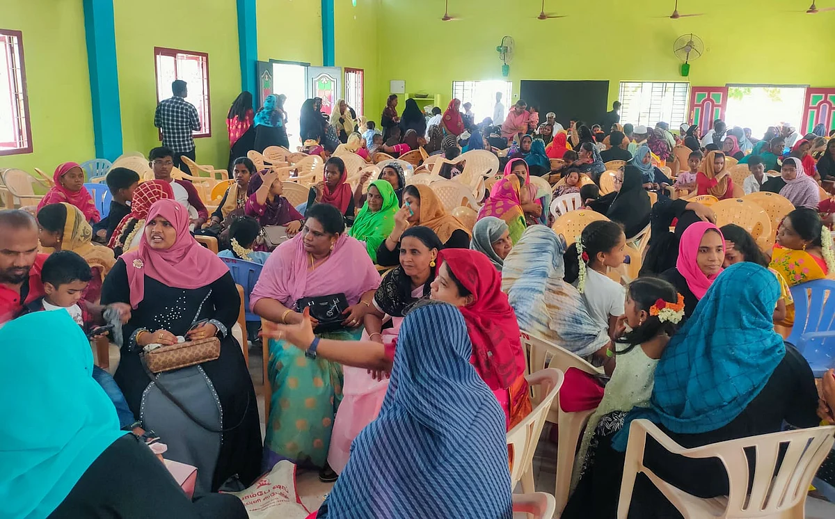 குடும்பங்கள் ஒன்றுகூடி பேசும் காட்சி