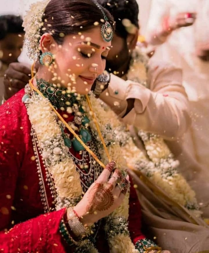 தாலி மட்டும்தான் தங்கம்... நயன் அணிந்திருந்த நகையெல்லாம் பல கோடி மதிப்புள்ள வைரமும், மரகதமும்தான்!