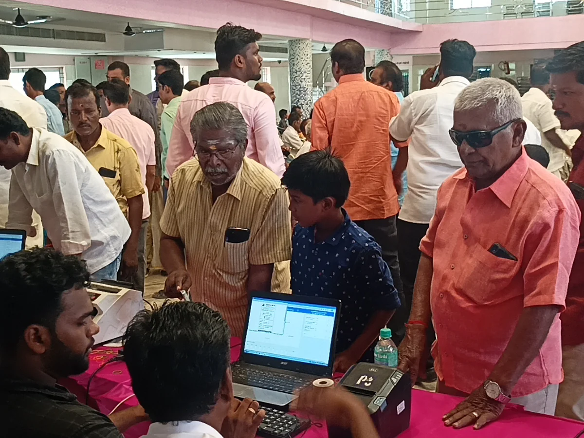 காதணி விழா: மொய் நோட்டு இல்லை; லேப்டாப் கணக்கு; உடனுக்குடன் ரசீது, மொபைலுக்கு மெசேஜ்; அசத்தல் ஐடியா