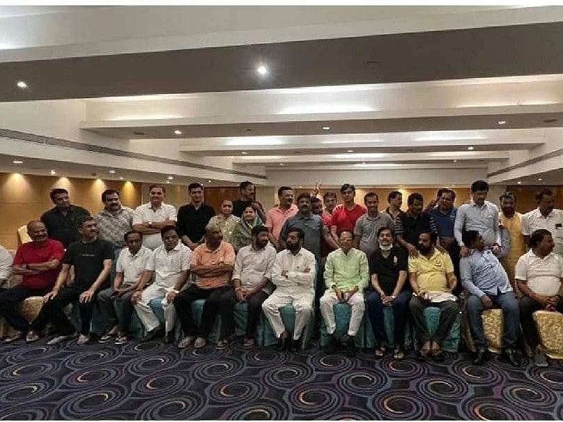`ஆளுநரின் முடிவு, ஜெட் விமானத்தைவிட வேகம்’ - சிவசேனா... கோவா செல்லும் அதிருப்தி எம்.எல்.ஏ-க்கள்!