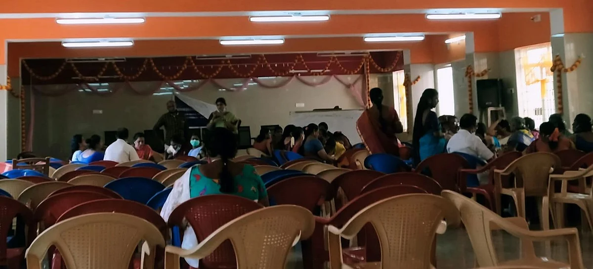 மாணவர்களுக்கு கவுன்சிலிங் அளிக்கும் இளைஞர்கள்