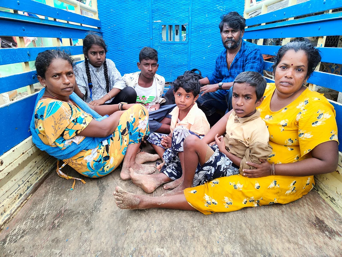 காவல் நிலையத்திற்கு அழைத்த செல்லப்பட்ட அகதிகள்