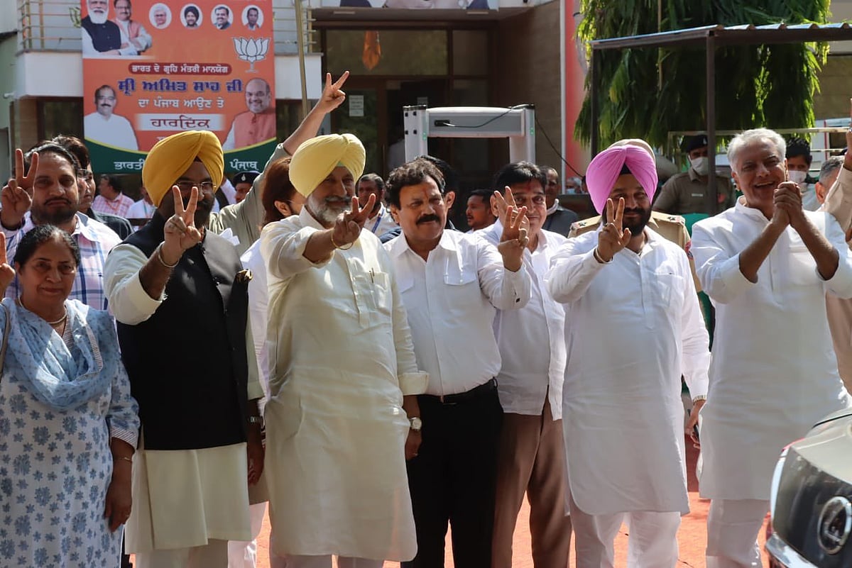 பஞ்சாப்: காங்கிரஸிலிருந்து விலகி பாஜக-வில் இணைந்த 4 முன்னாள் அமைச்சர்கள்! 