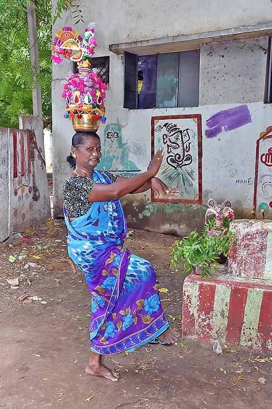 ‘`எனக்கு 65 வயசு, என் ஆட்டத்துக்கு 52 வயசு!” - திருநங்கை தருமம்மா