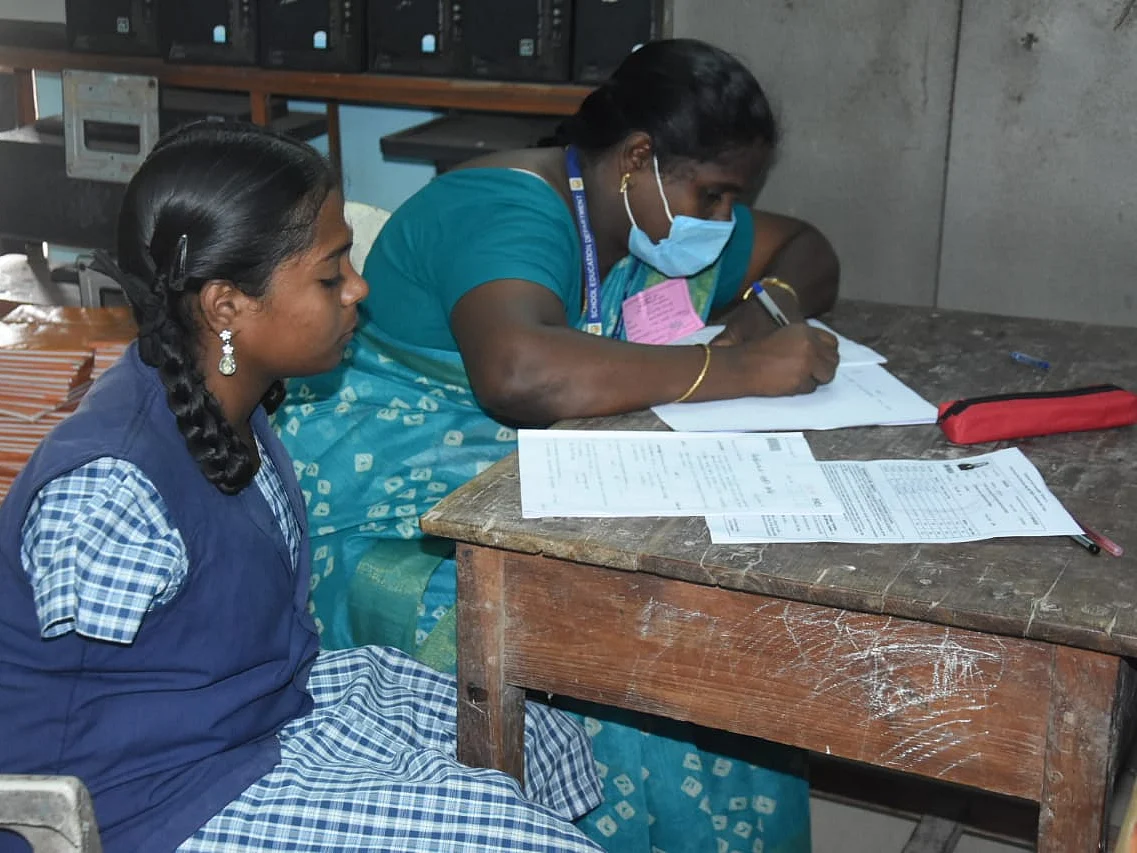 கைகள் இல்லாத மாணவி ப்ளஸ் டூ தேர்வில் வெற்றி - தன்னம்பிக்கைக்கு குவியும் பாராட்டுகள்!