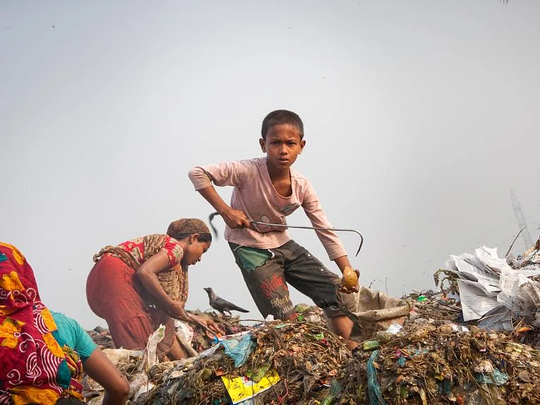 Child Labour: குழந்தை தொழிலாளர்களுக்கு எதிரான சர்வதேச நாள்: நம் நாட்டின் சட்டங்கள் வலுவாக உள்ளனவா?
