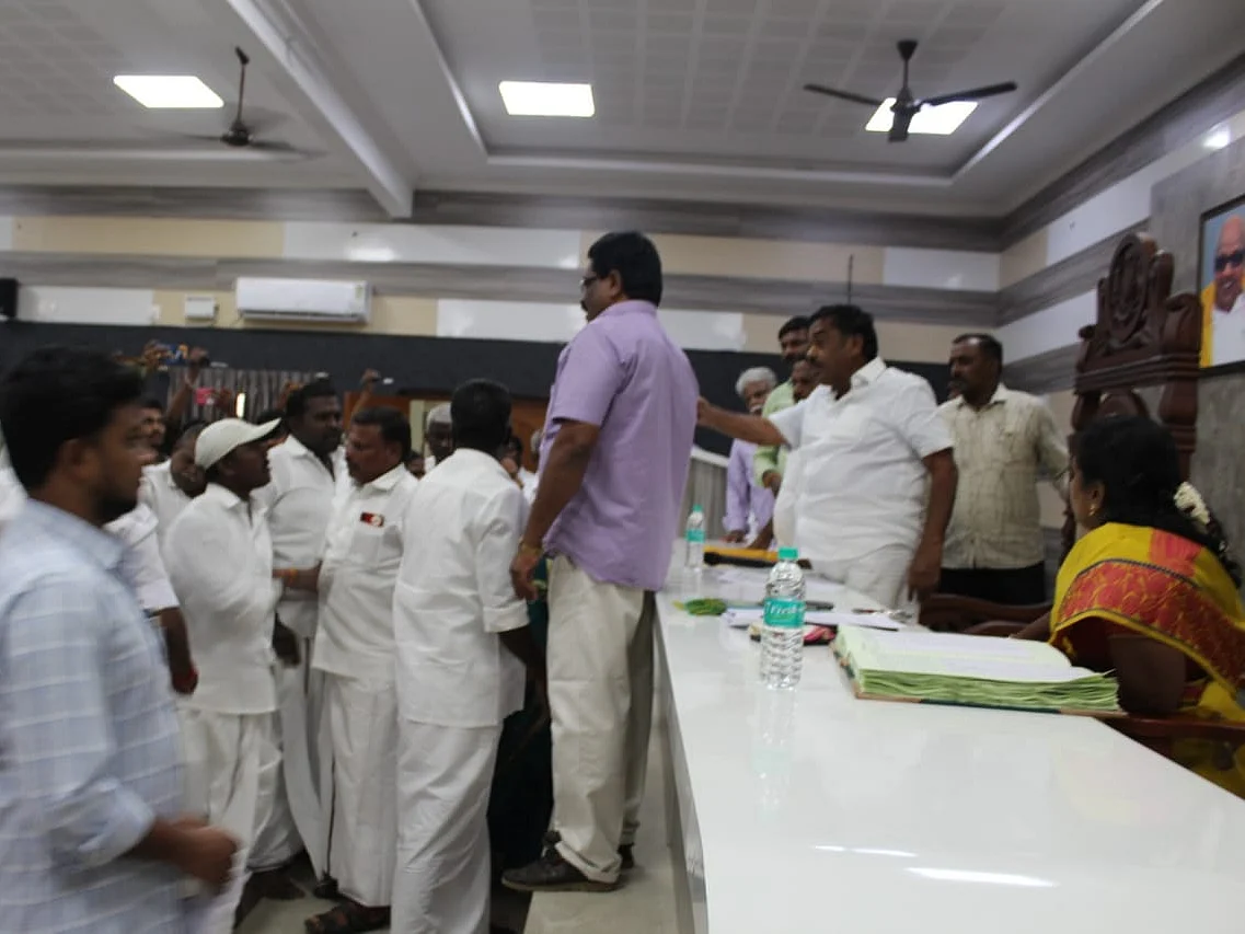 சேலம்: வருவாய் ஆய்வாளரைத் தாக்க முயன்ற அதிமுக கவுன்சிலர்?! - எடப்பாடி நகரசபையில் தள்ளுமுள்ளு