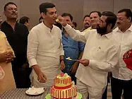 உத்தவ் தாக்கரே ராஜினாமா; கேக் வெட்டி கொண்டாடிய அதிருப்தி எம்.எல்.ஏ-க்கள் - அடுத்த திட்டம் என்ன?