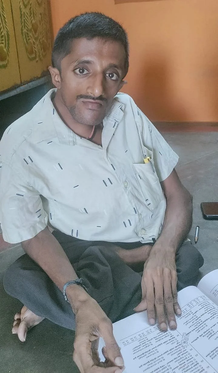 தேர்வுக்குப் படிக்கும் முருகவேல்