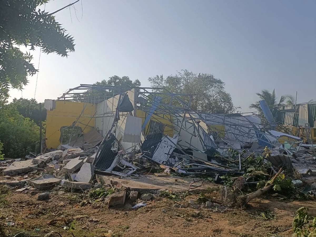 தி.மலை: 7 ஆண்டுகளாக வாடகை பாக்கி; ஜேசிபி கொண்டு இடித்துத் தள்ளப்பட்ட `அம்மா இல்லம்' - பின்னணி என்ன?