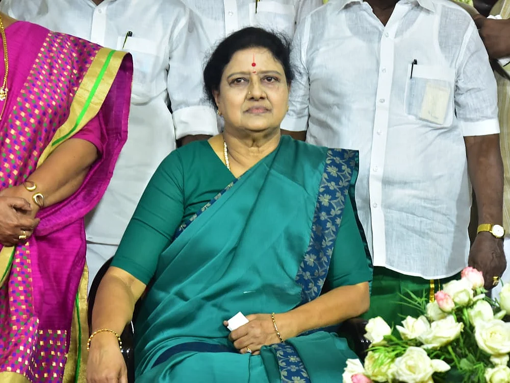 `ஓ.பி.எஸ் மகன் ரவீந்திரநாத்துக்கு ஆதரவு... எடப்பாடி பழனிசாமிக்கு கண்டனம்' - சசிகலா சொல்வதென்ன?