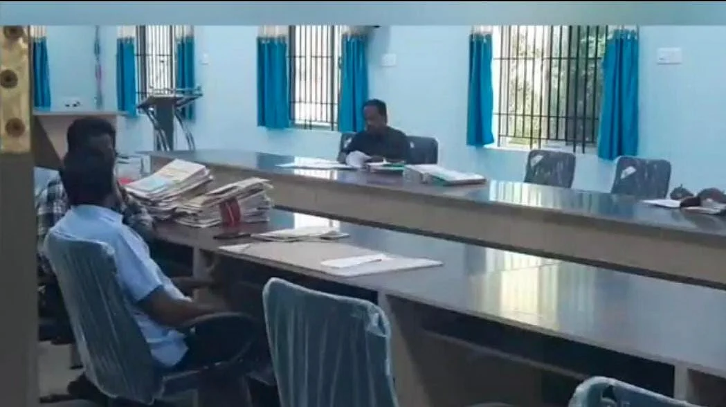 ஆய்வு மேற்கொள்ளும் அதிகாரிகள்