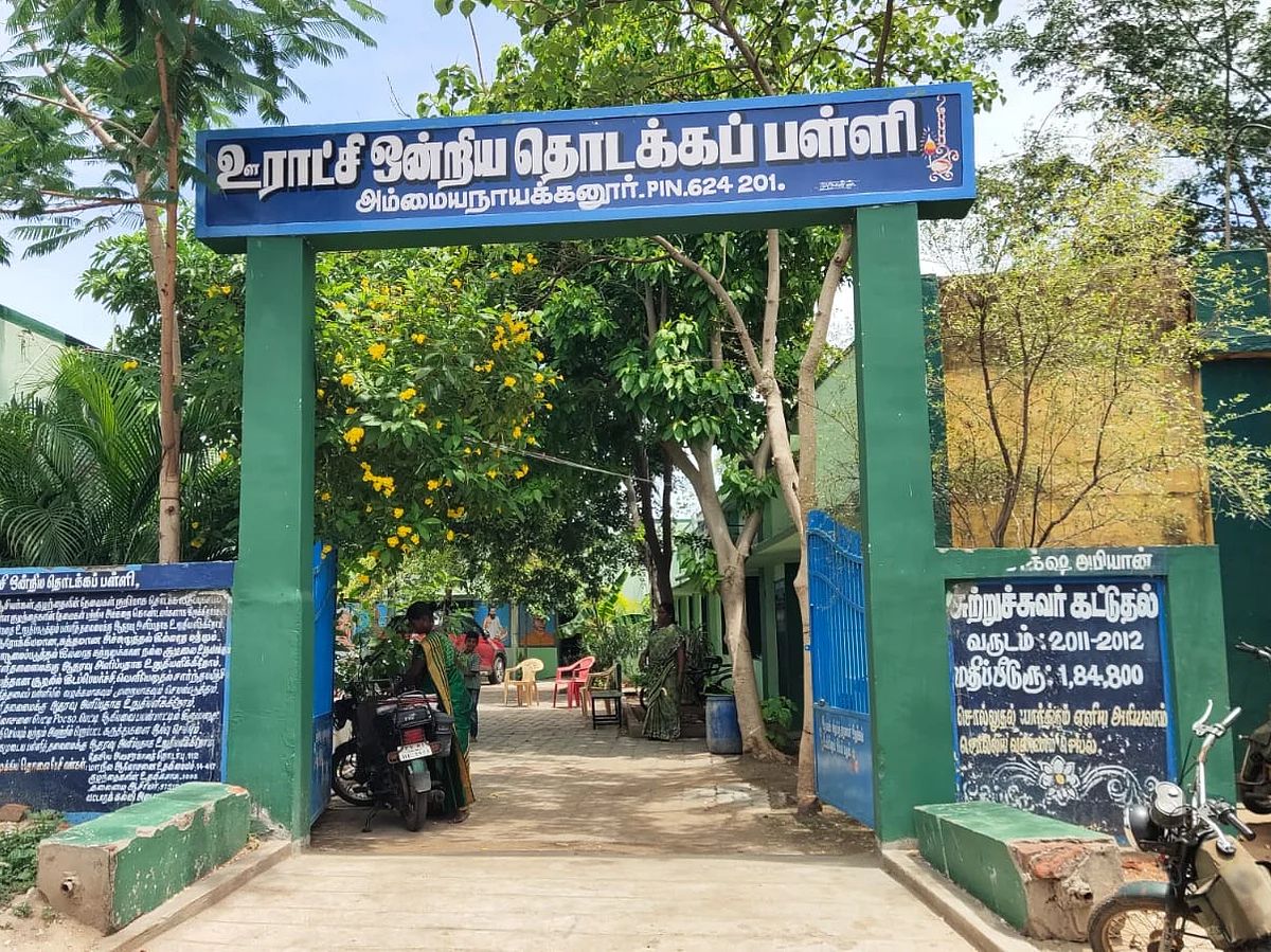 `பாட்டுப்பாடி மாணவர்களை வரவேற்றோம்!’ - அரசுப் பள்ளி தலைமையாசிரியர் அசத்தல், அட்மிஷனுக்கு போட்டி