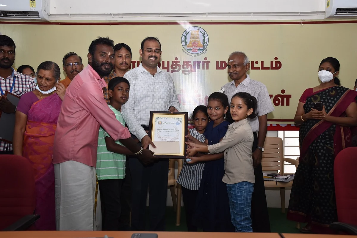 கோவை ஆட்சியரிடம் பசுமை முதன்மையாளர் விருது பெற்ற குளங்கள் பாதுகாப்பு அமைப்பினர்.