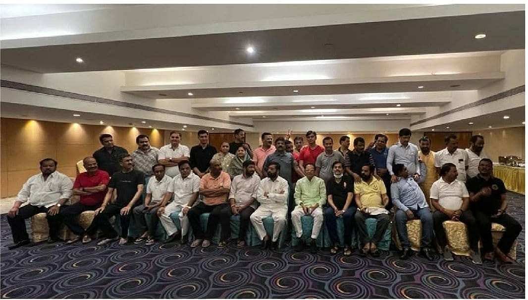 ஏக்நாத் ஷிண்டேயுடன் சென்ற எம்.எல்.ஏ.க்கள்