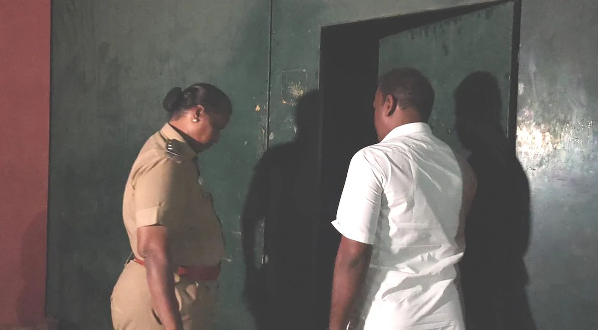 ஆசிரமத்துக்குள் செல்லும் போலீஸார்