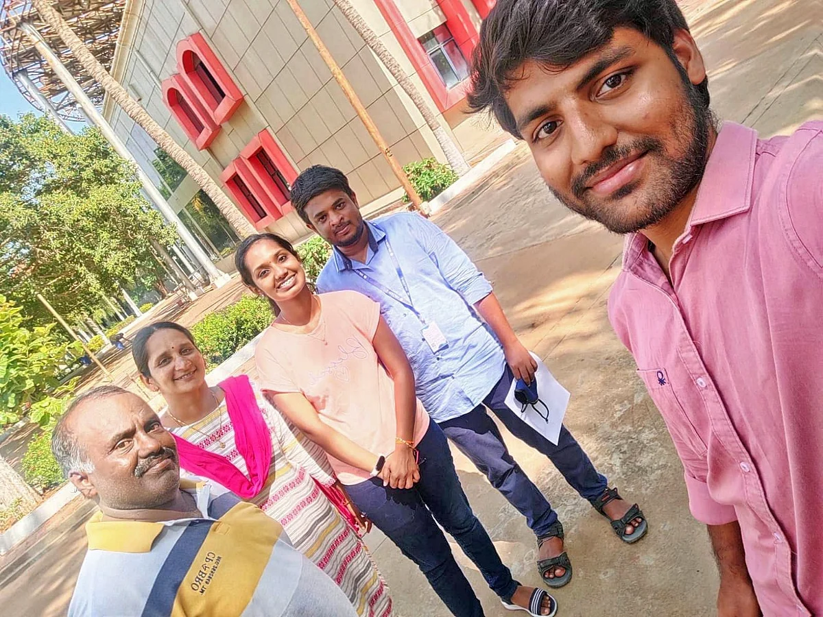 தன் மகள் வகுப்புத் தோழனின் கல்வி; துணை ஜனாதிபதி வரை முறையிட்டு உதவிய லோகோ பைலட்; நெகிழ்ச்சிக் கதை!