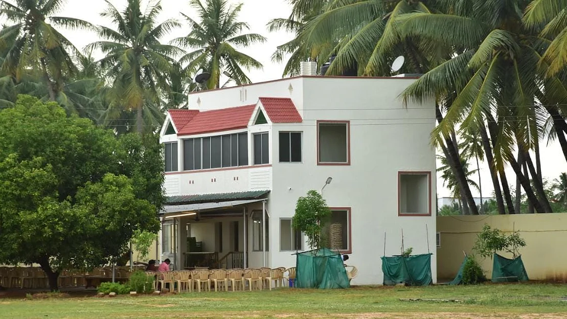 ஓபிஎஸ் - பண்ணை வீடு