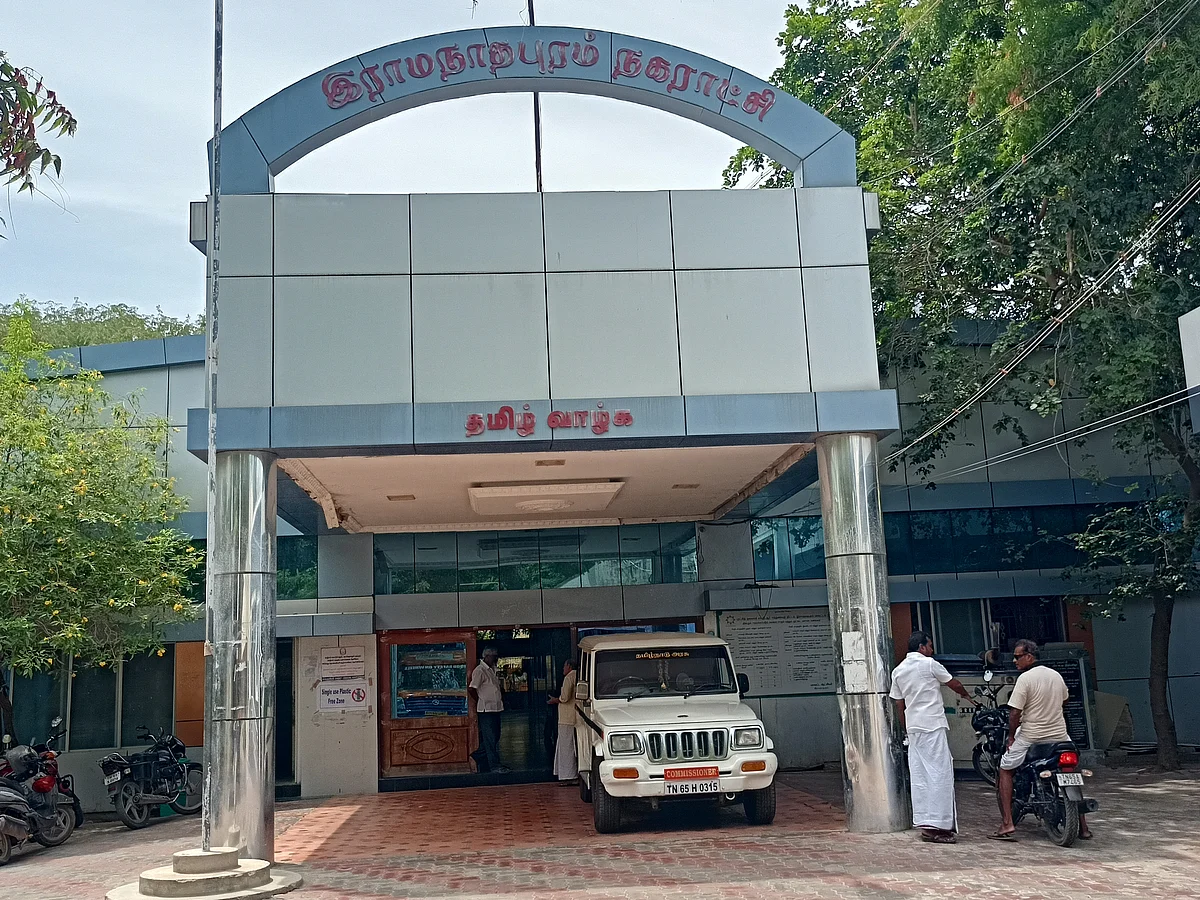 ராமநாதபுரம்: ஆணையர் மீது புகார்; ஒட்டுமொத்தமாக விடுப்பு எடுத்த நகராட்சி ஊழியர்கள் - நடந்தது என்ன?
